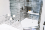 Entretien facile : 5 astuces pour nettoyer une porte de douche sans traces